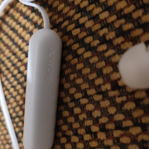 Sony wireless earbuds - Picture 3 of 4